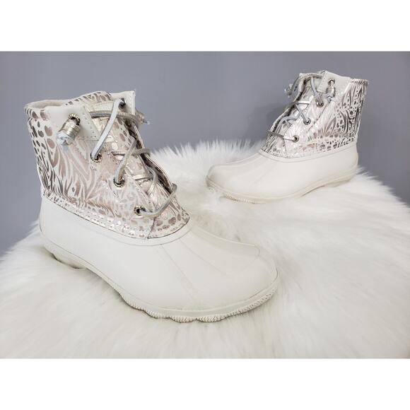 READ SPERRY SYREN GULF IVORY METALLIC DUCK BOOT WOMEN’S‎ SIZE 6 - Picture 1 of 8